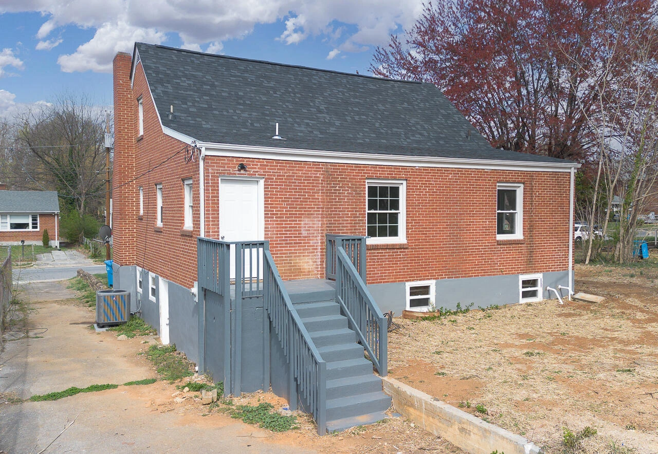 1215 Crescent ST - Photo 6