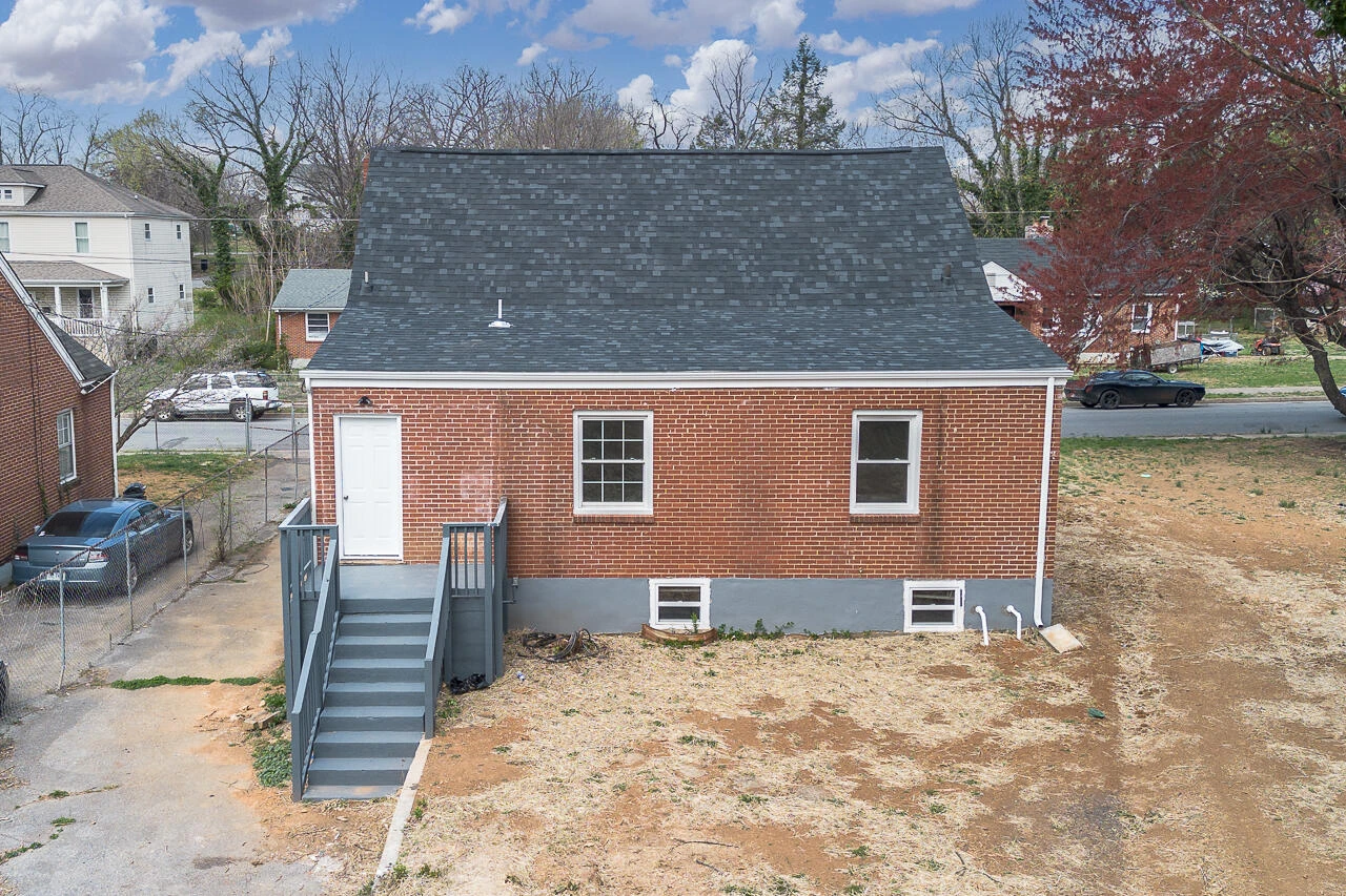 1215 Crescent ST - Photo 7