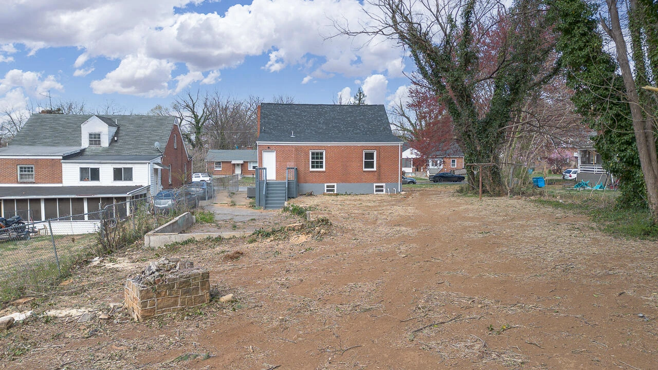 1215 Crescent ST - Photo 9