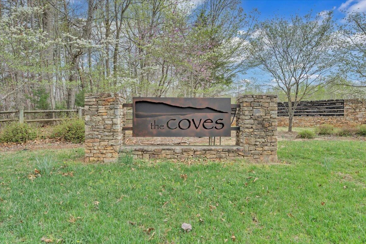 450 Coves RD - Photo 2