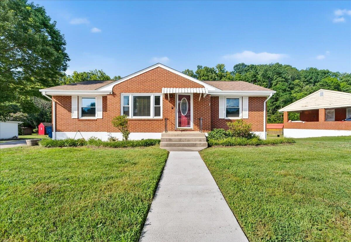 2048 Laura RD