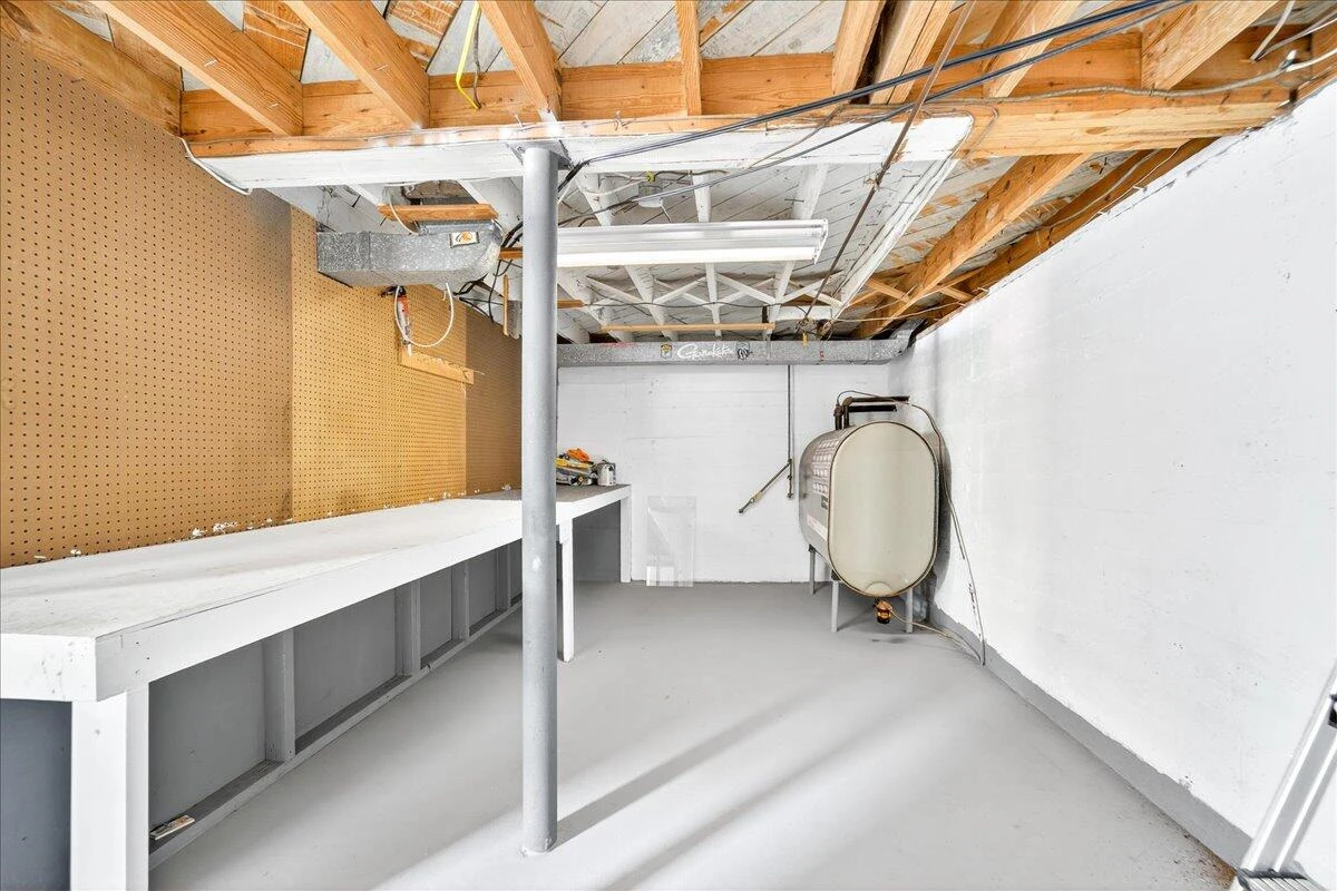 2048 Laura RD - Photo 30