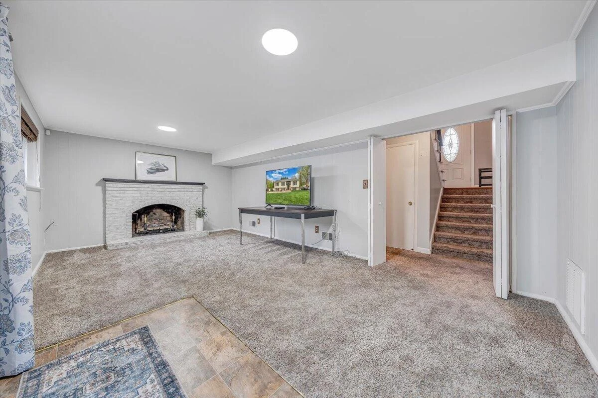 3862 Hyde Park DR - Photo 32