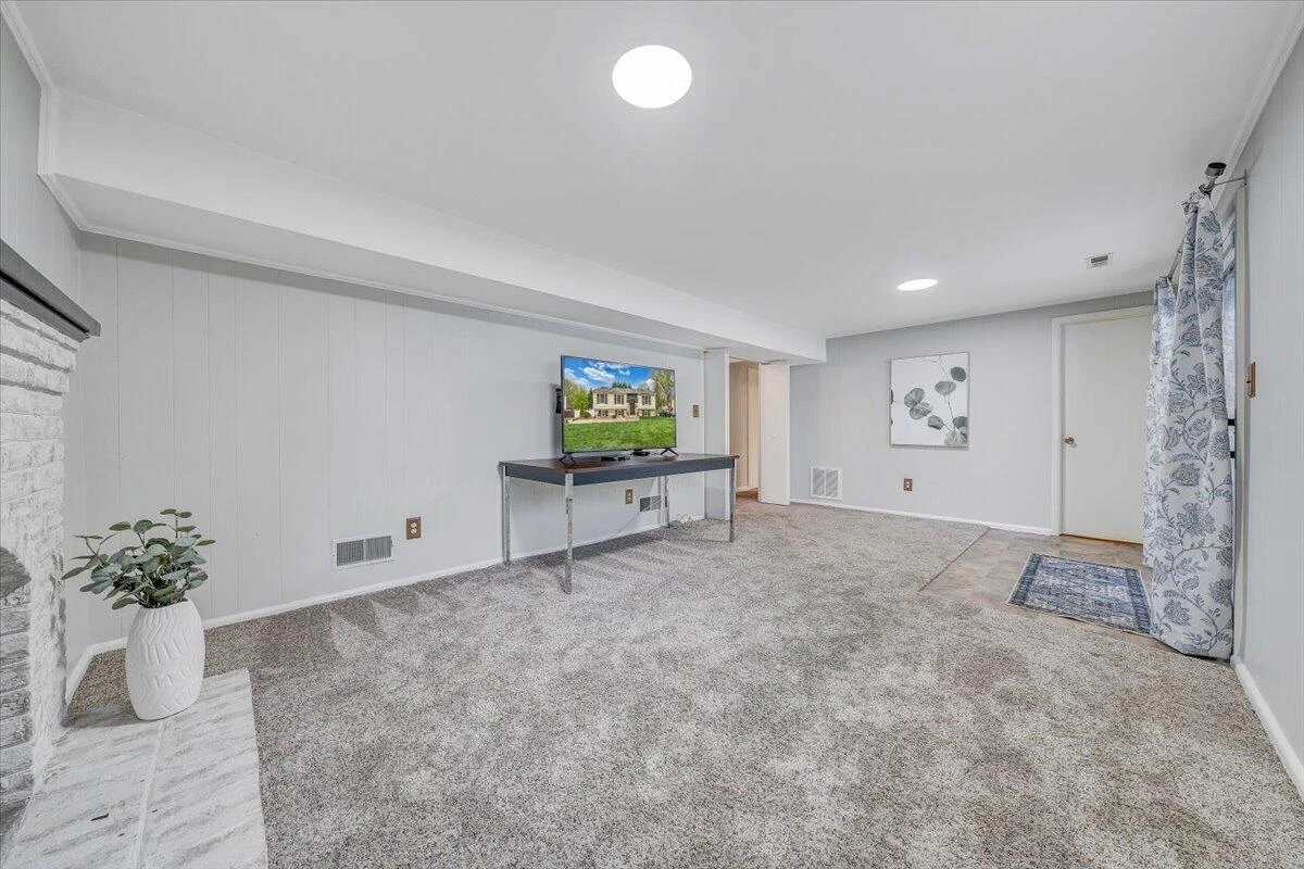 3862 Hyde Park DR - Photo 33