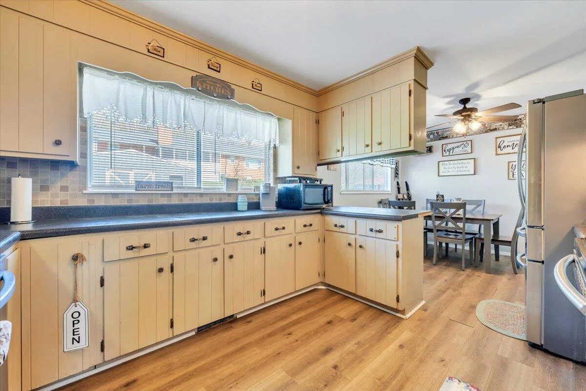 1332 Crawford AVE - Photo 10