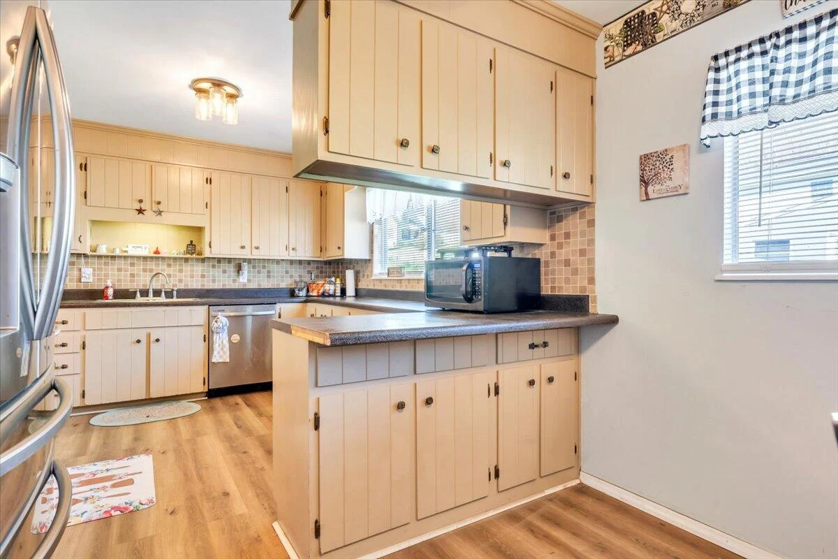 1332 Crawford AVE - Photo 13