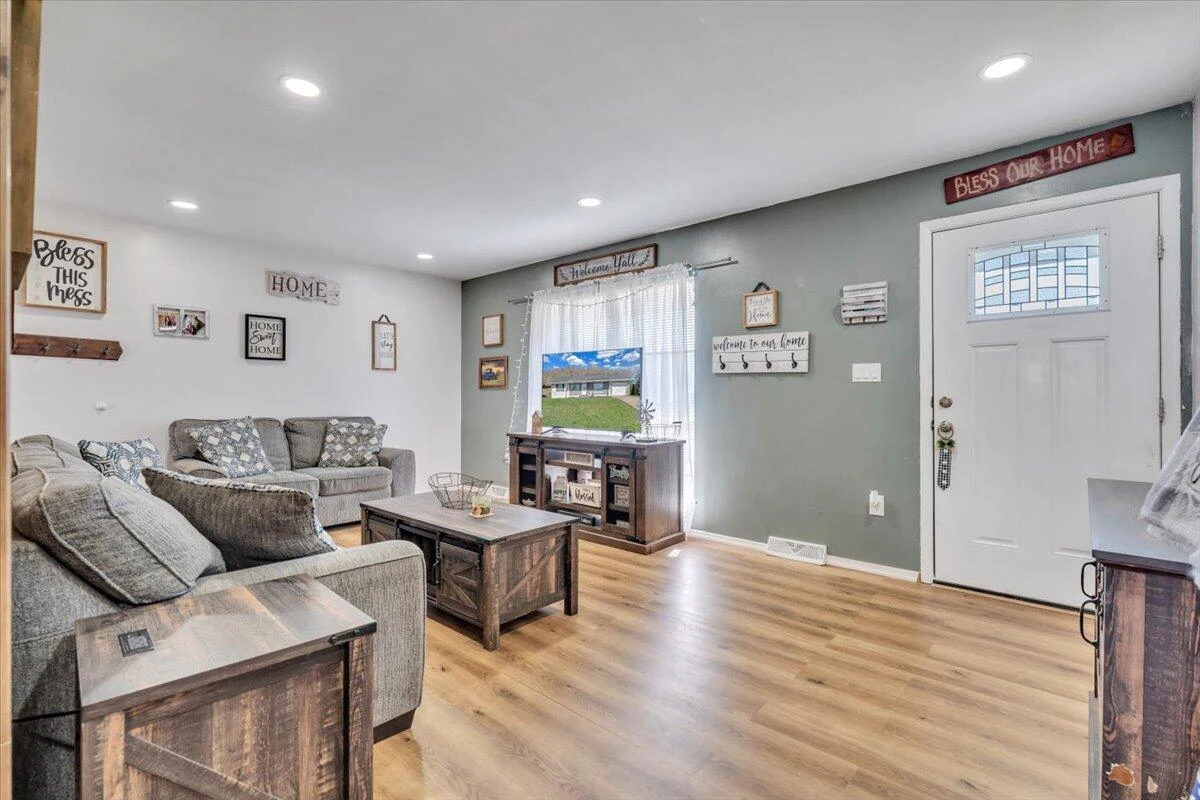 1332 Crawford AVE - Photo 2
