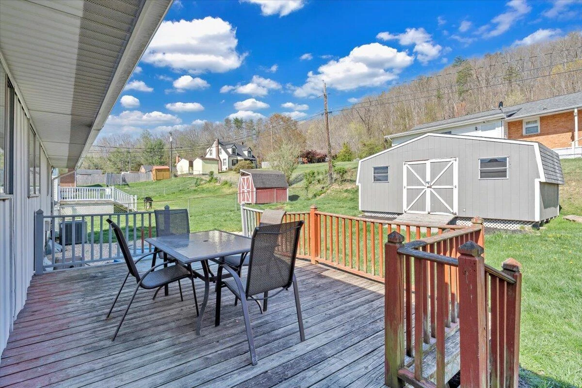 1332 Crawford AVE - Photo 28