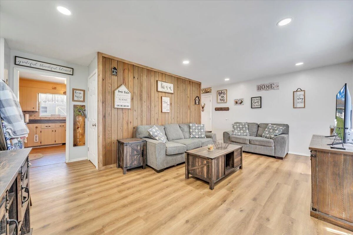 1332 Crawford AVE - Photo 3