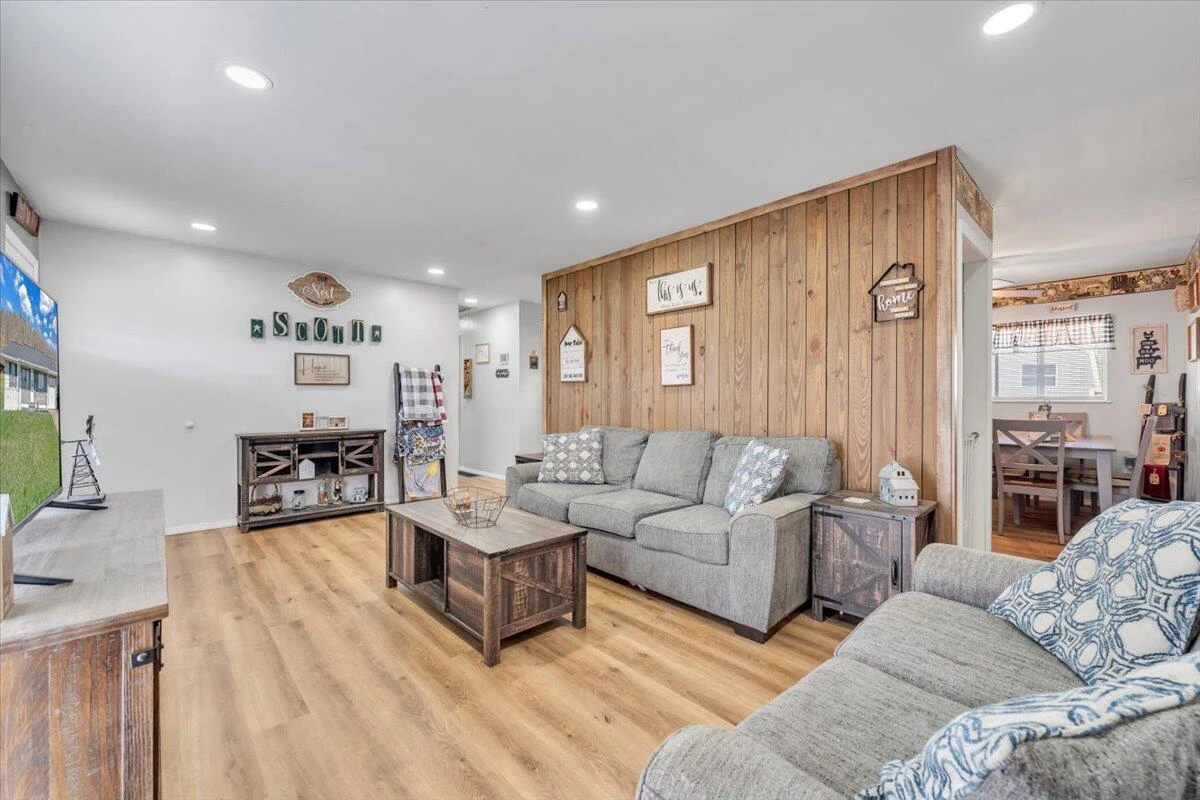 1332 Crawford AVE - Photo 4