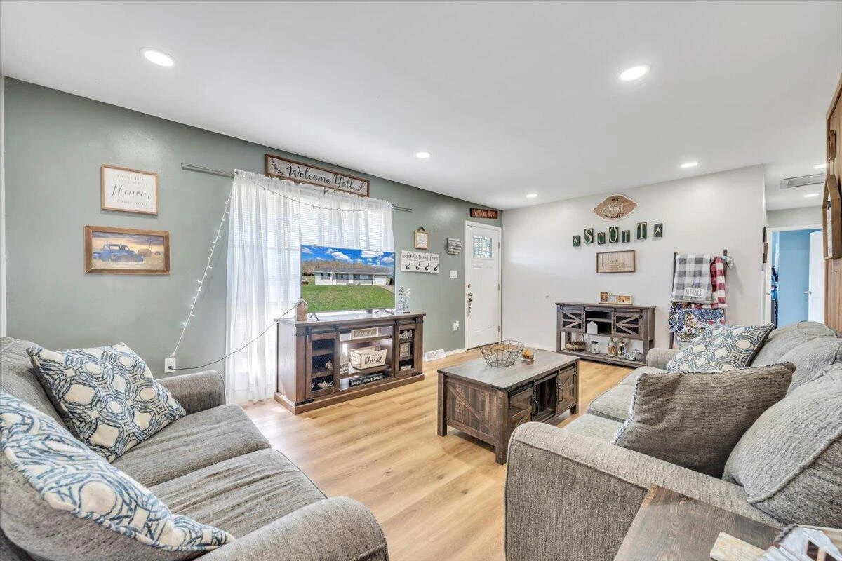 1332 Crawford AVE - Photo 5
