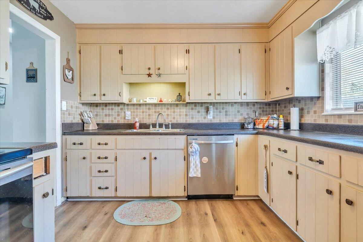 1332 Crawford AVE - Photo 6