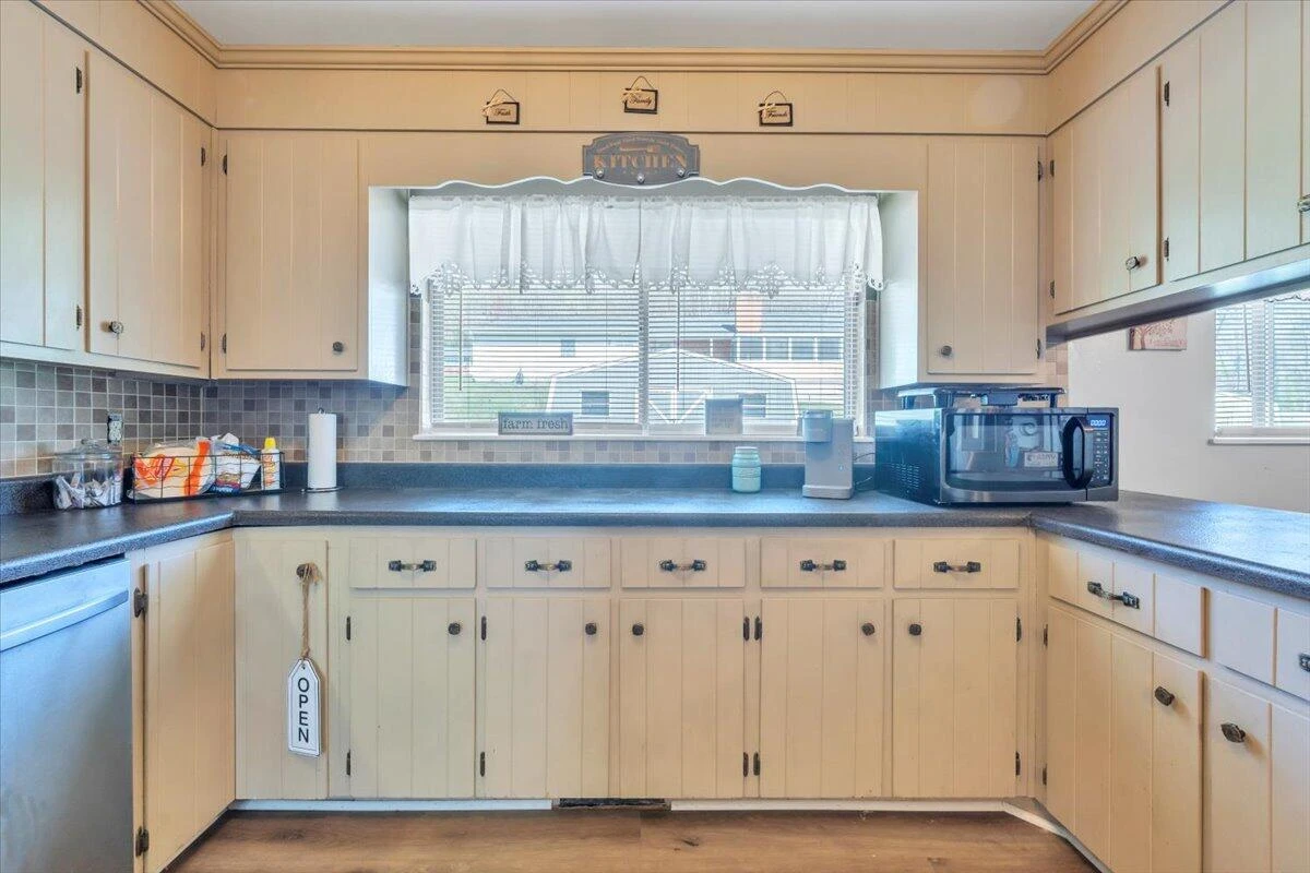 1332 Crawford AVE - Photo 7