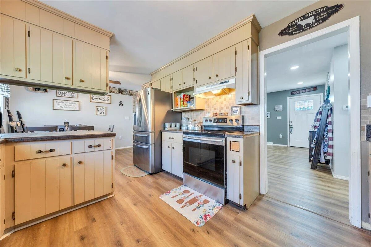 1332 Crawford AVE - Photo 9