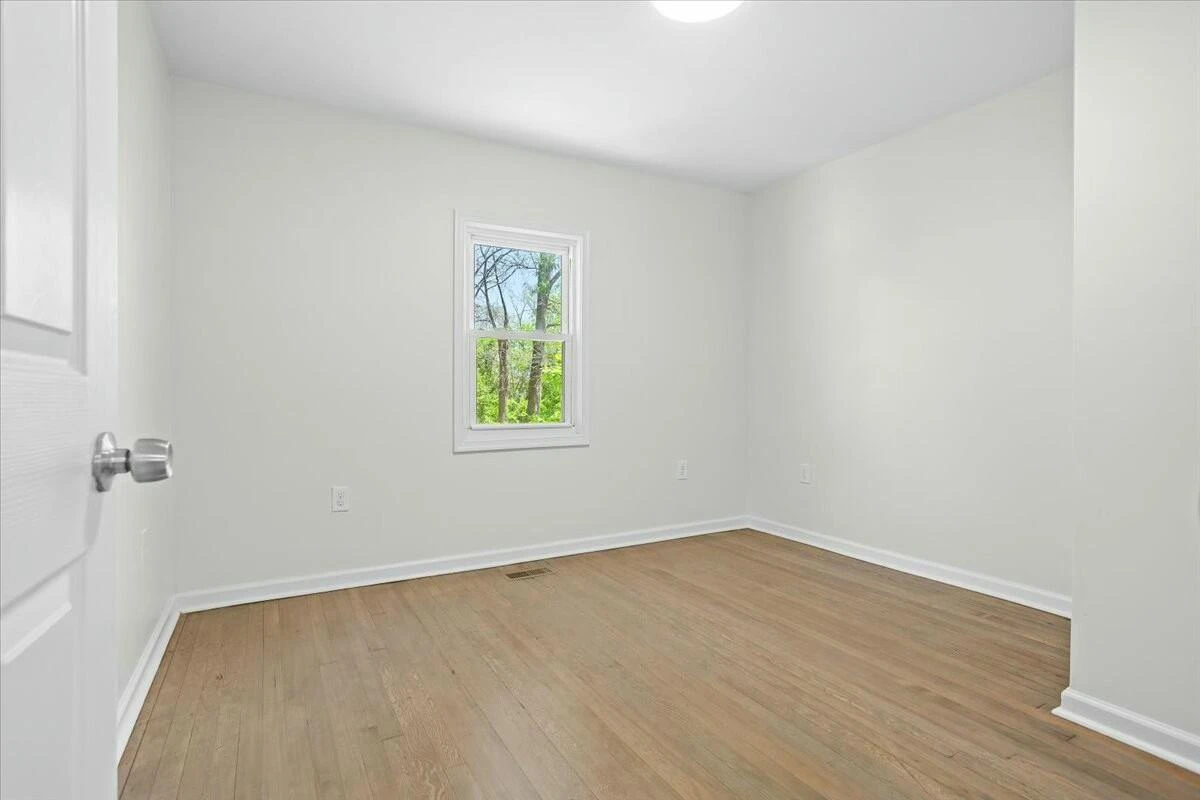 4414 Surrey AVE - Photo 11