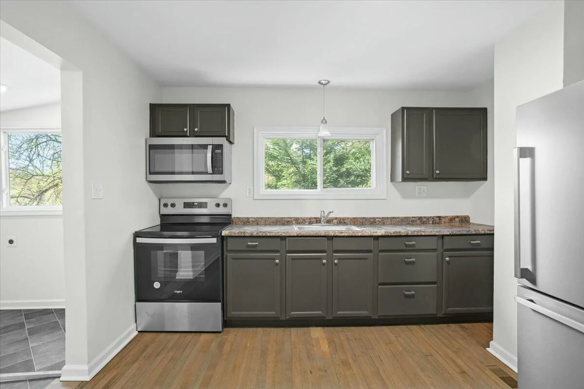 4414 Surrey AVE - Photo 13
