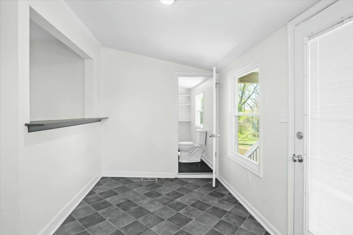 4414 Surrey AVE - Photo 16