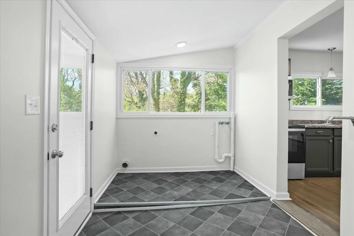4414 Surrey AVE - Photo 17