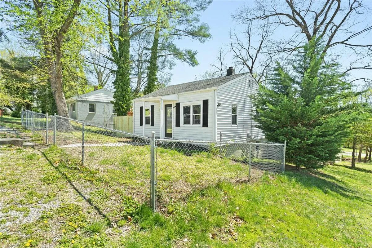 4414 Surrey AVE - Photo 2