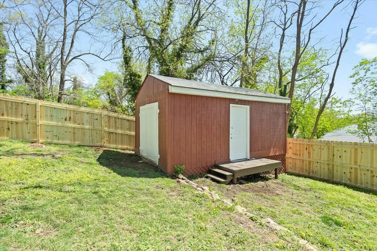 4414 Surrey AVE - Photo 23