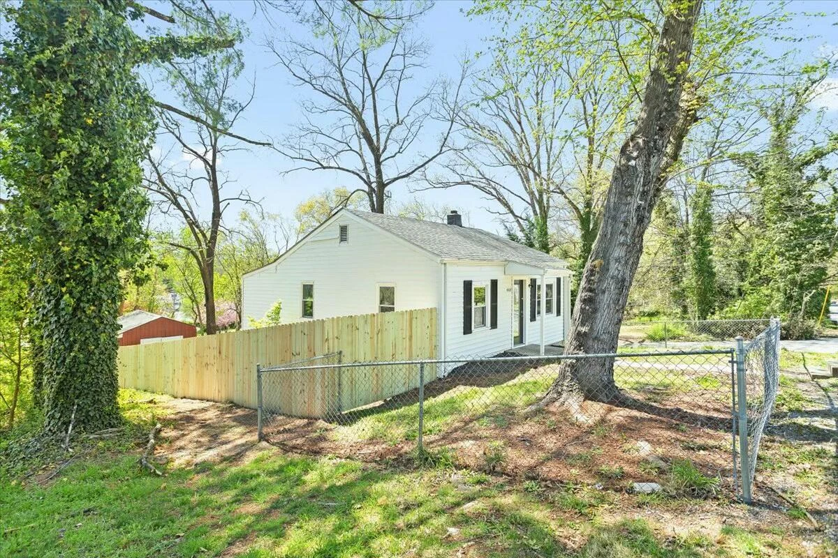 4414 Surrey AVE - Photo 3
