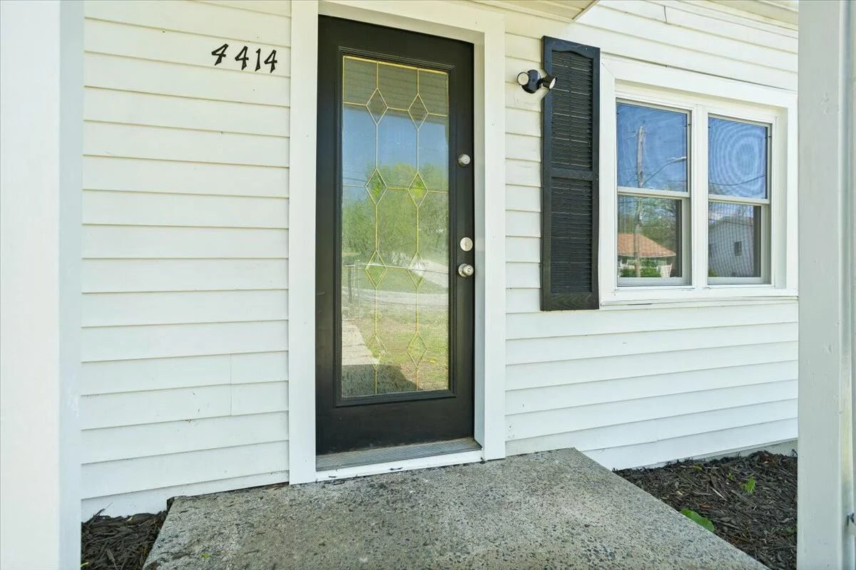 4414 Surrey AVE - Photo 4