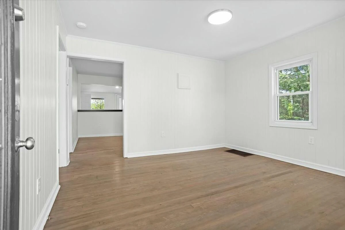 4414 Surrey AVE - Photo 5