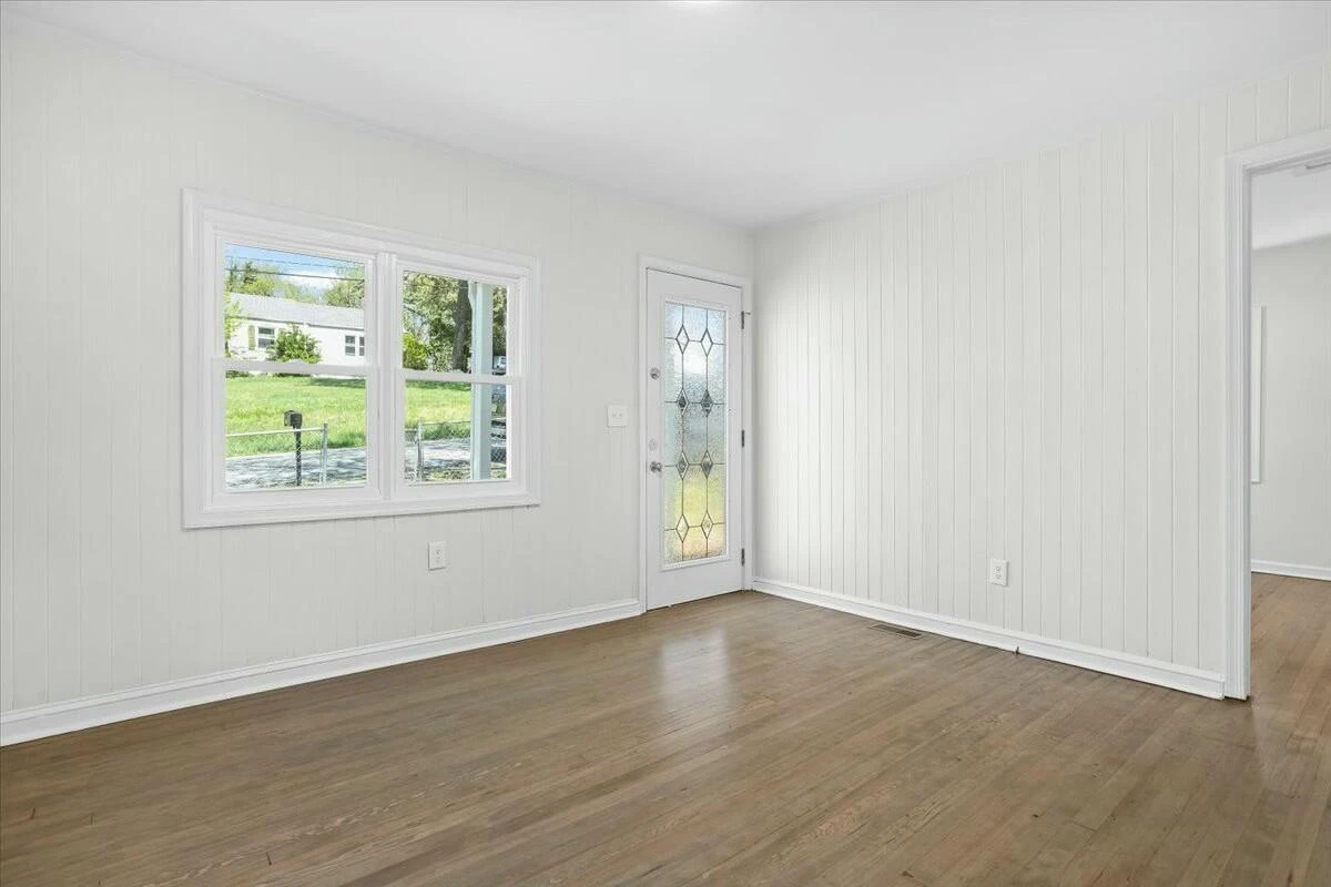 4414 Surrey AVE - Photo 6