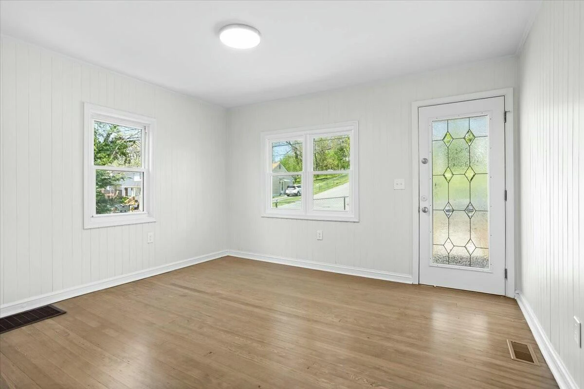4414 Surrey AVE - Photo 7
