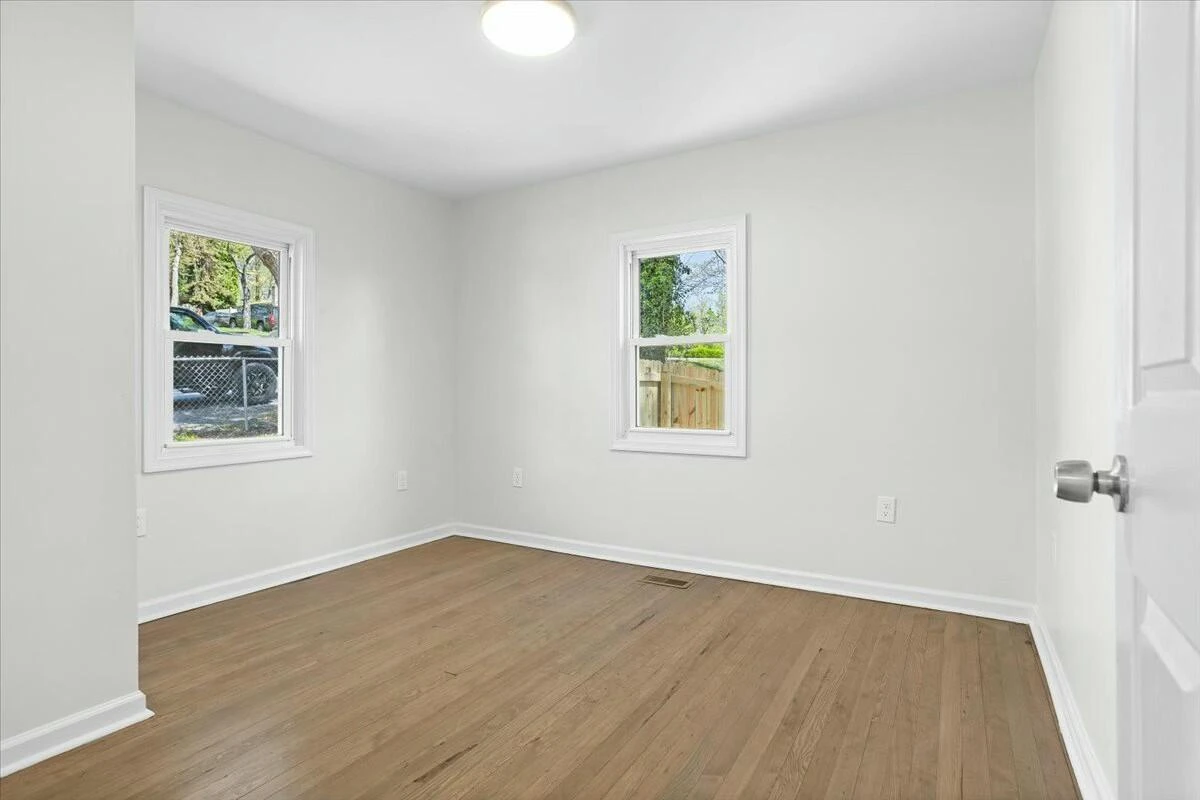 4414 Surrey AVE - Photo 8