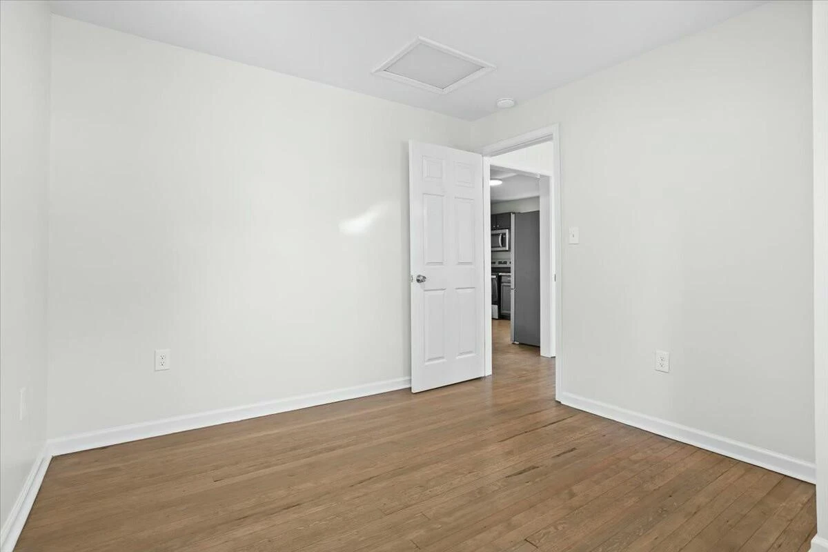 4414 Surrey AVE - Photo 9