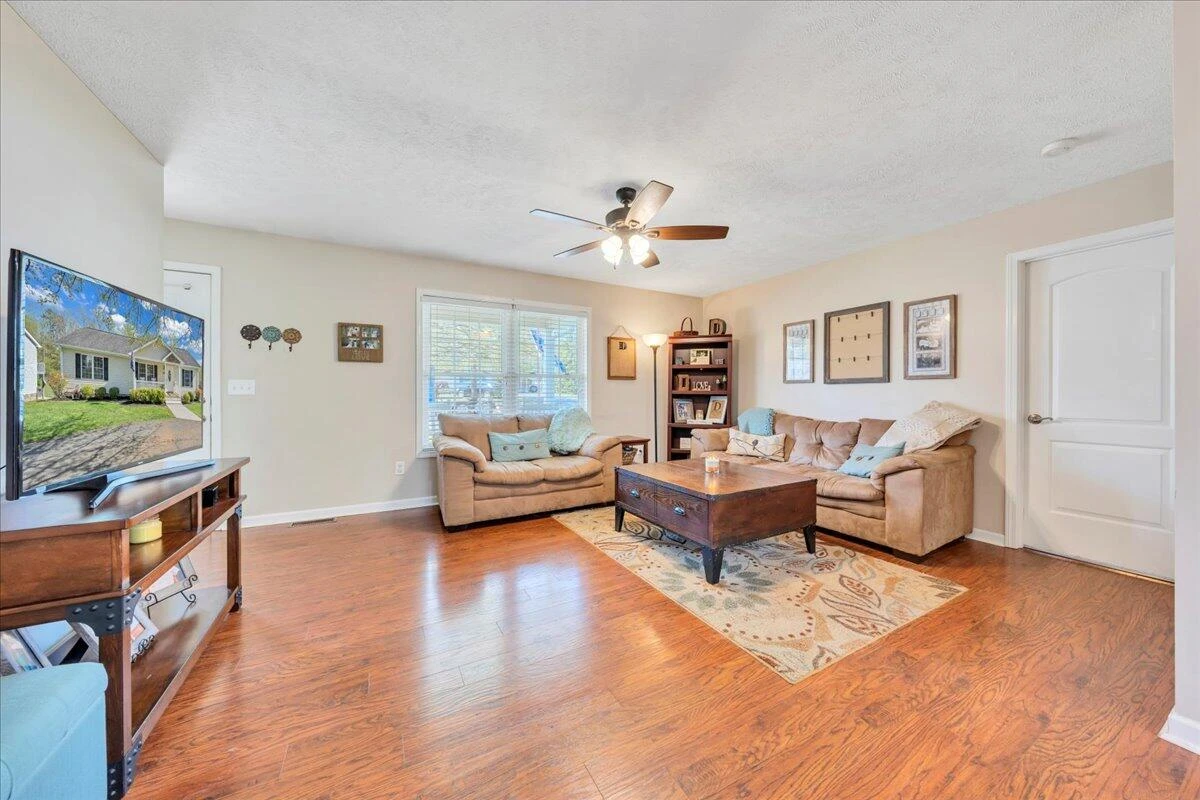 371 Leanor ST - Photo 4