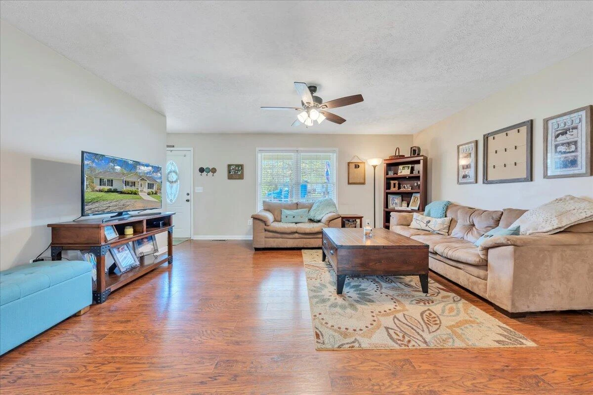 371 Leanor ST - Photo 5