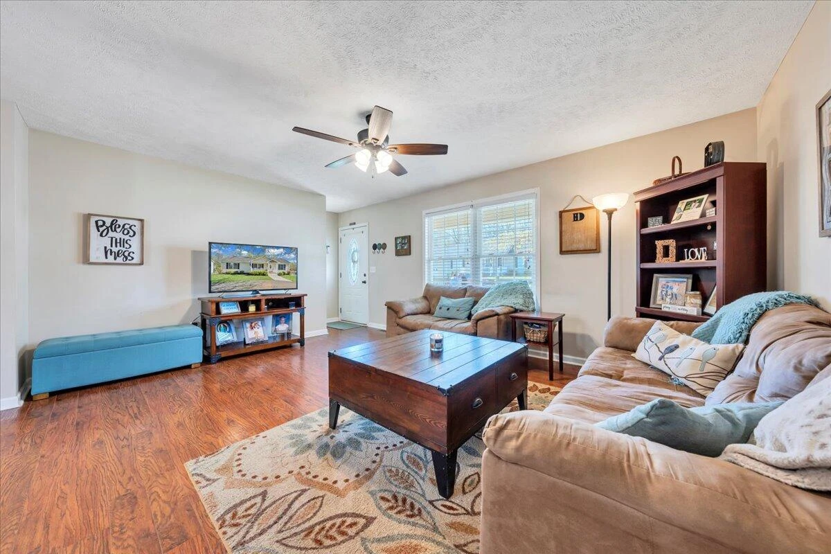 371 Leanor ST - Photo 6