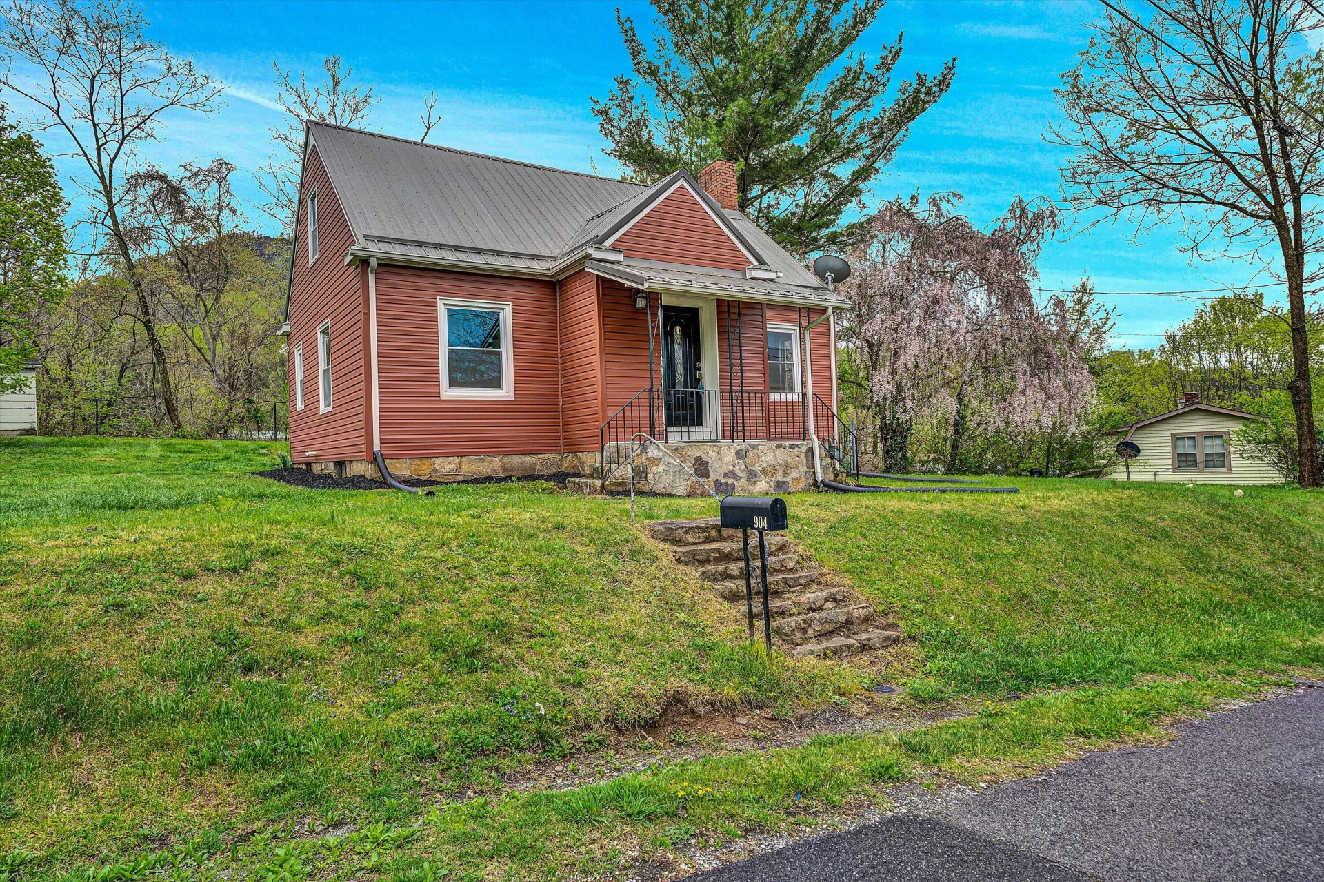 904 Westview ST - Photo 2