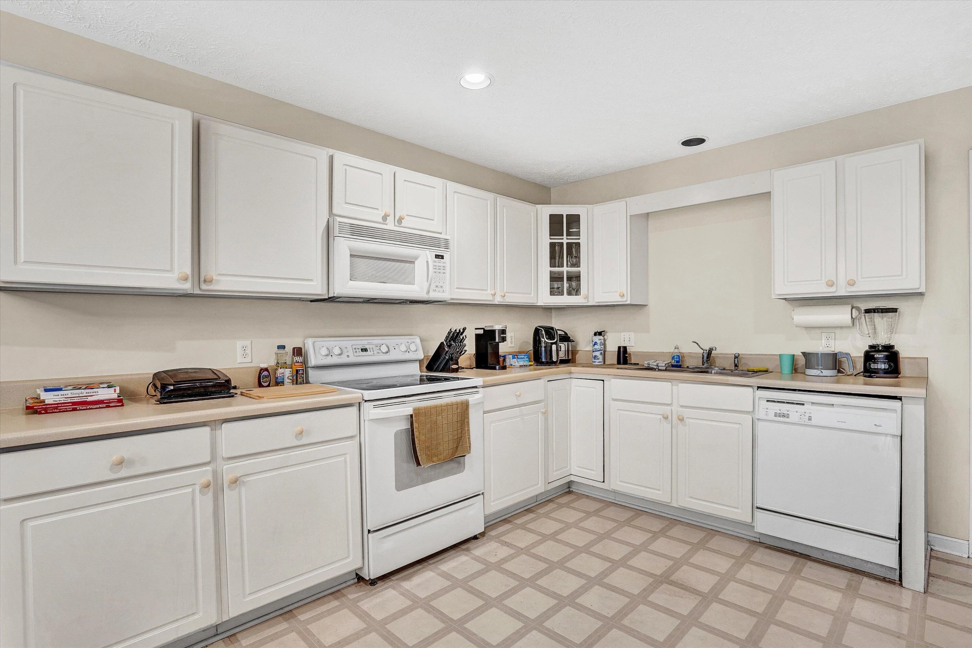 140 Jennifer ST - Photo 11