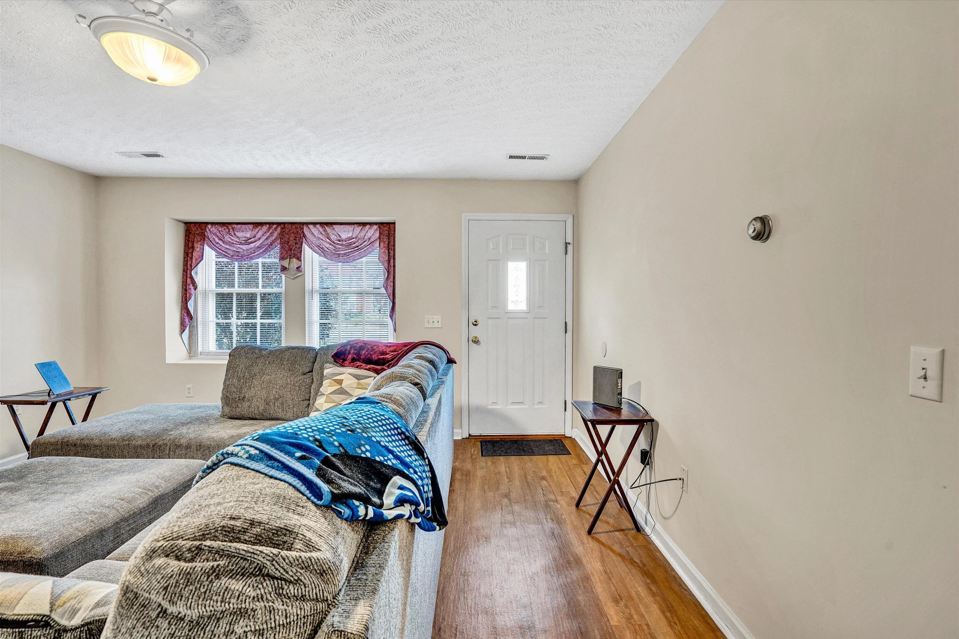 140 Jennifer ST - Photo 3
