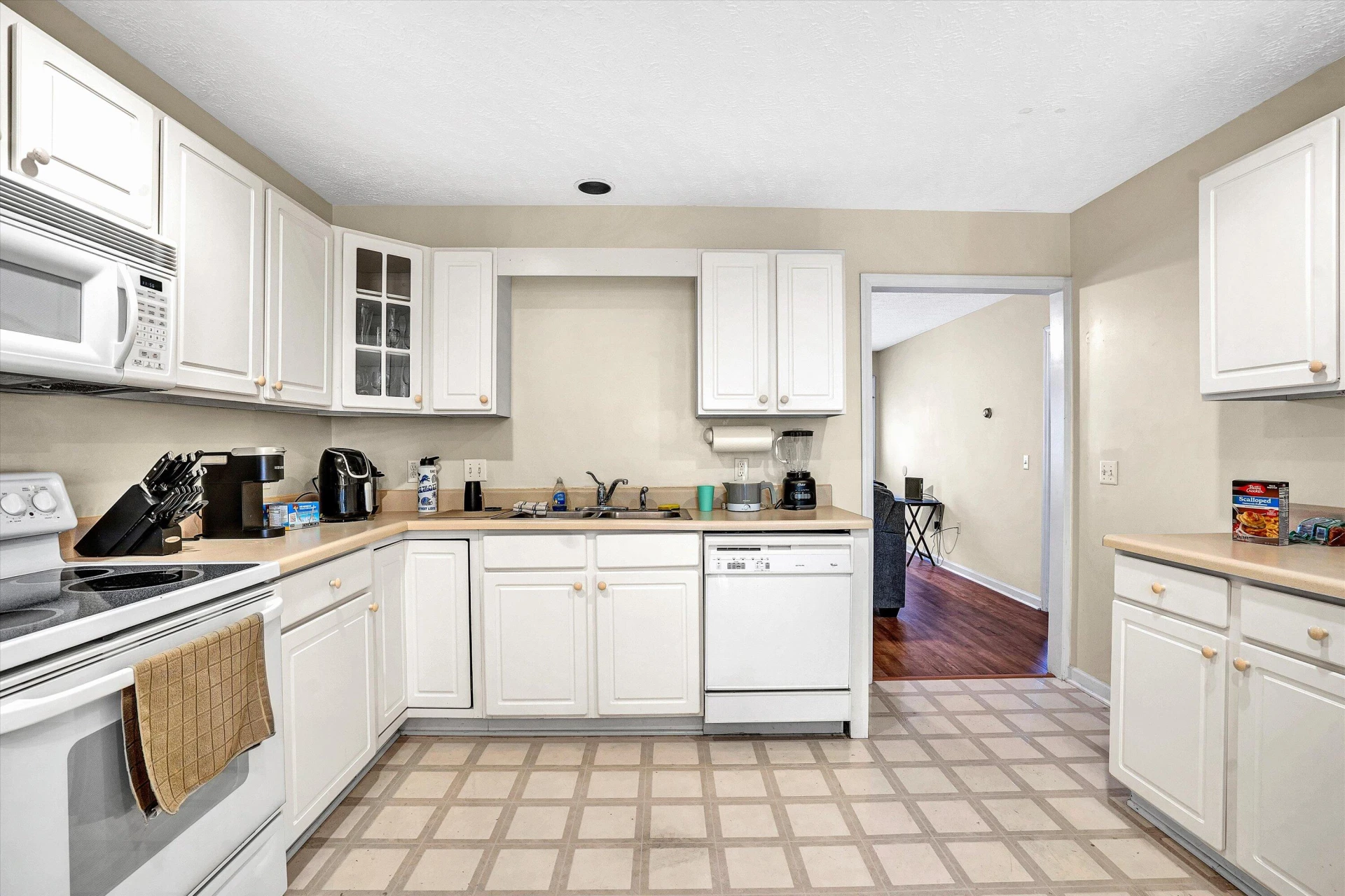 140 Jennifer ST - Photo 10