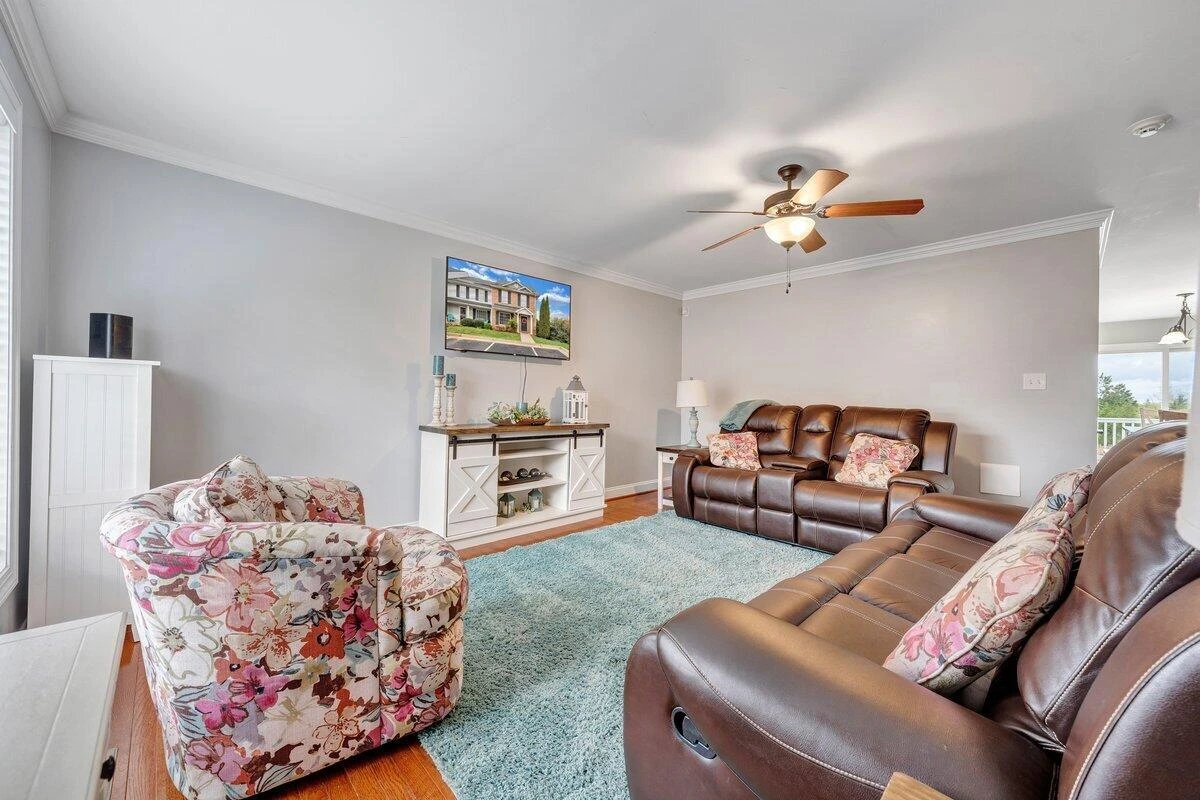 1049 Haymore DR - Photo 5