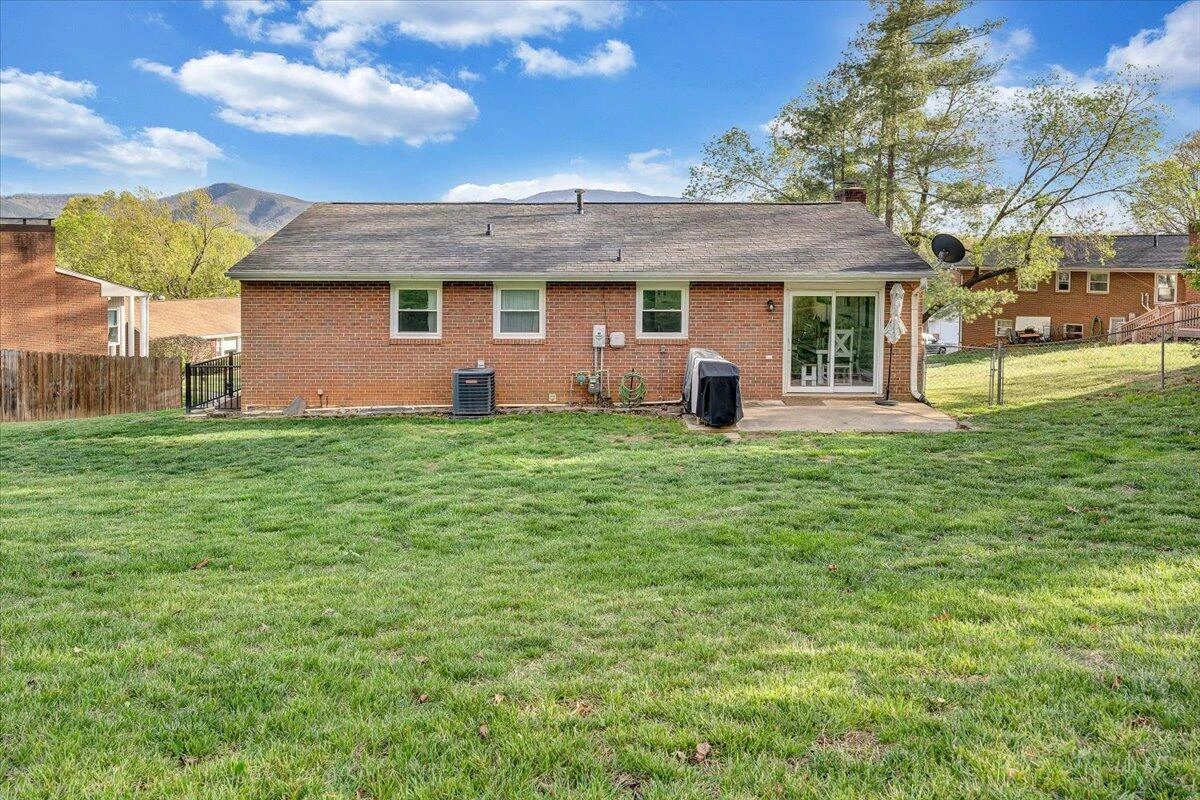 387 Ivie CIR - Photo 37