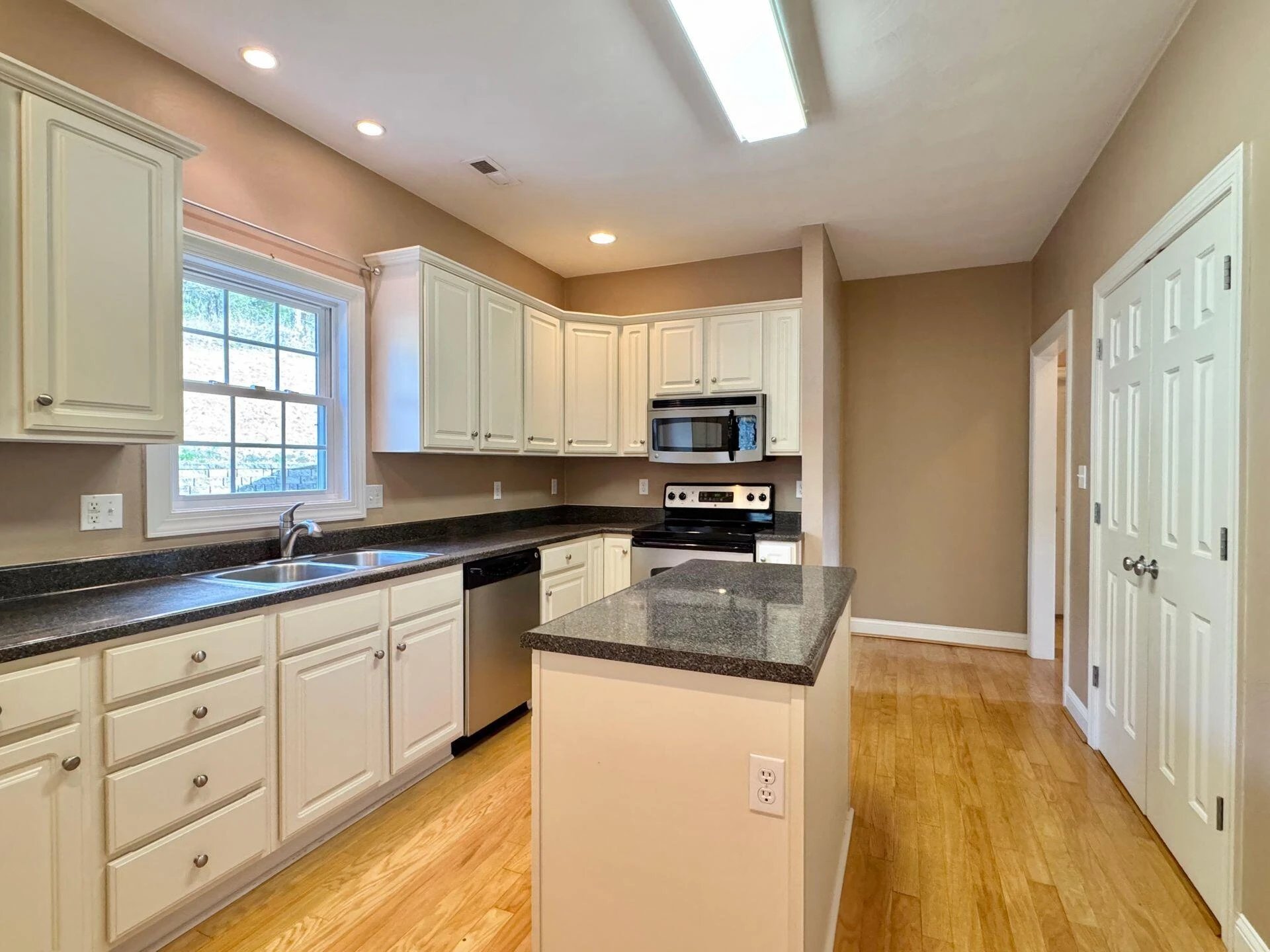 6201 Crumpacker DR - Photo 18