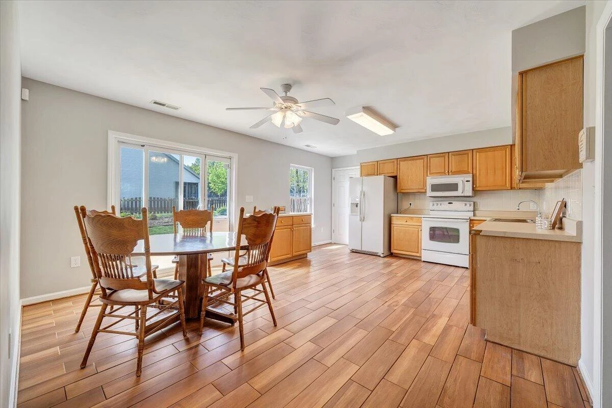 2412 Bloomfield AVE - Photo 11
