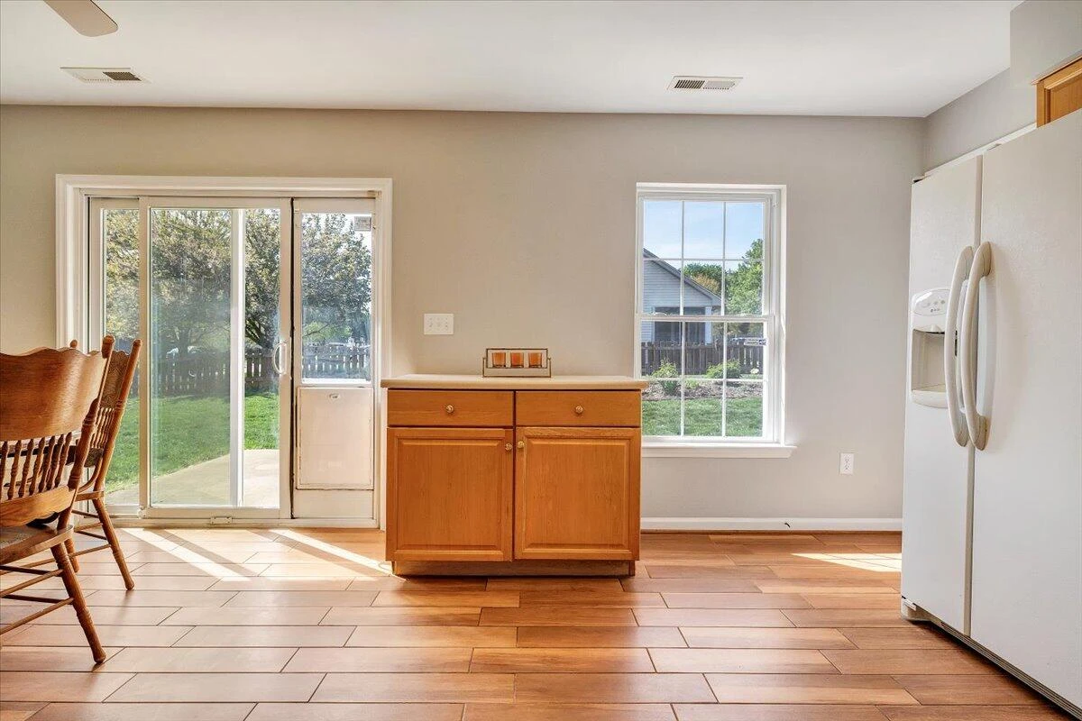 2412 Bloomfield AVE - Photo 12