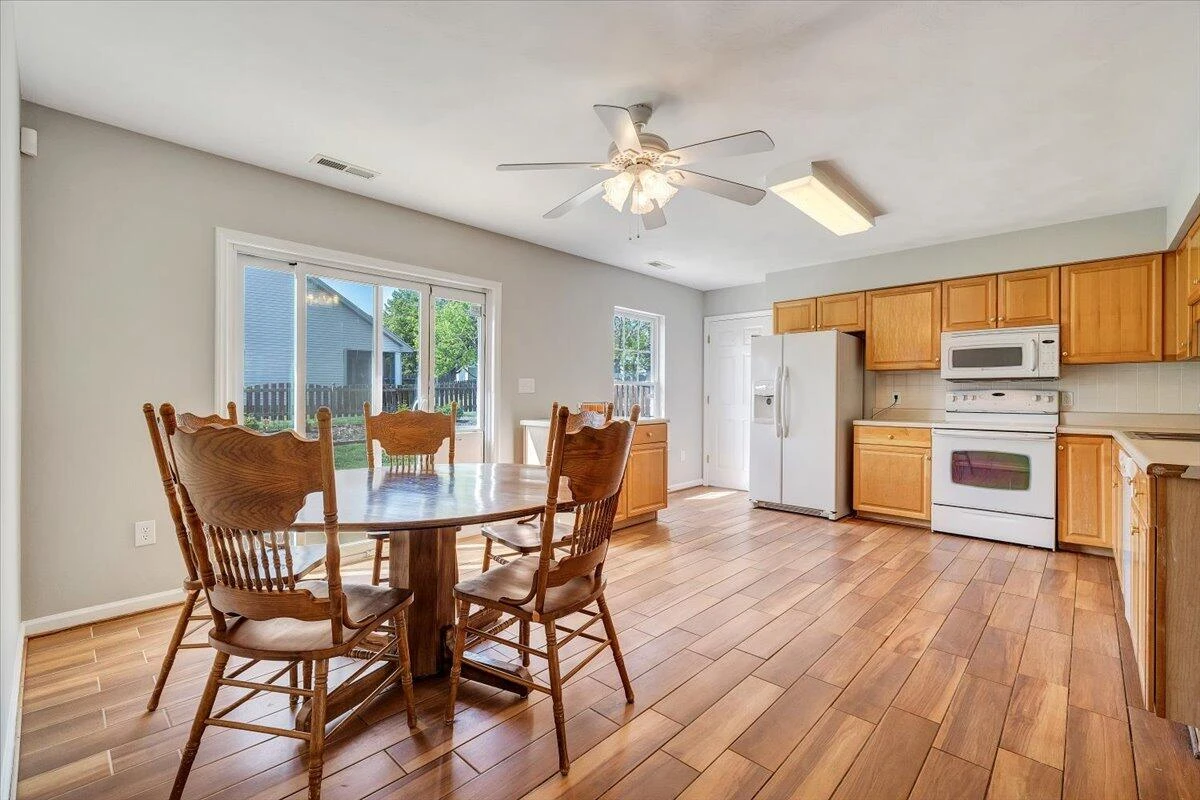 2412 Bloomfield AVE - Photo 13