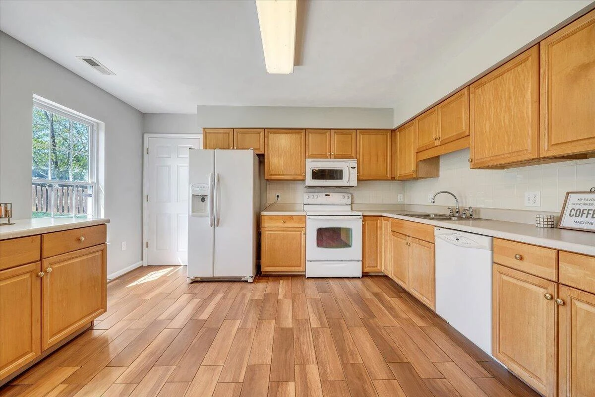 2412 Bloomfield AVE - Photo 18