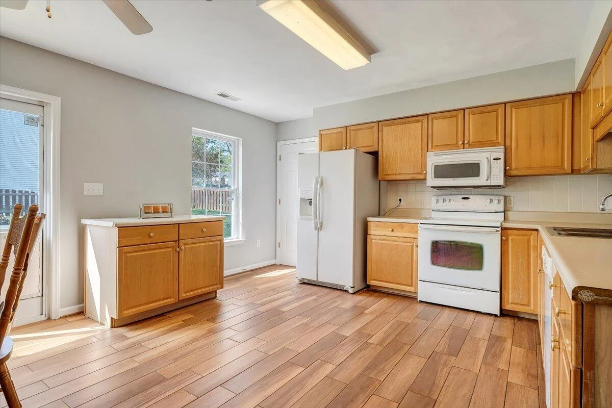 2412 Bloomfield AVE - Photo 19