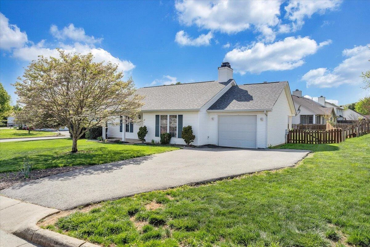 2412 Bloomfield AVE - Photo 2