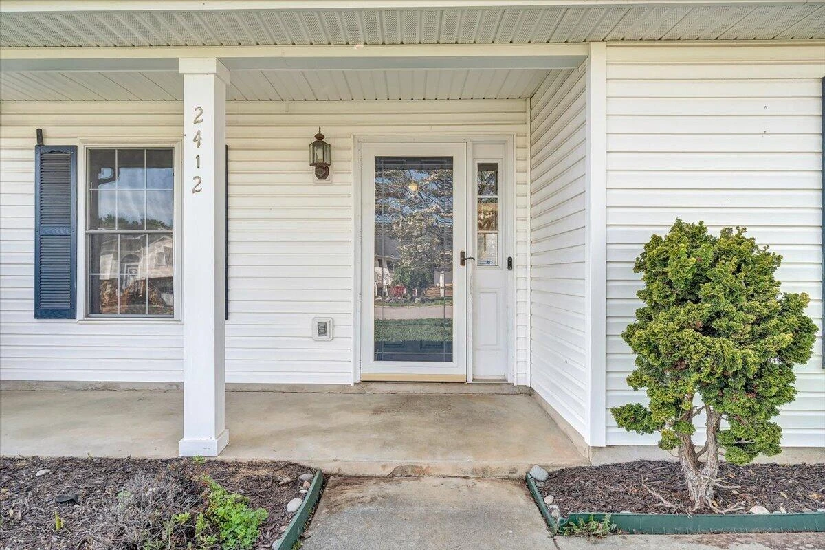 2412 Bloomfield AVE - Photo 4