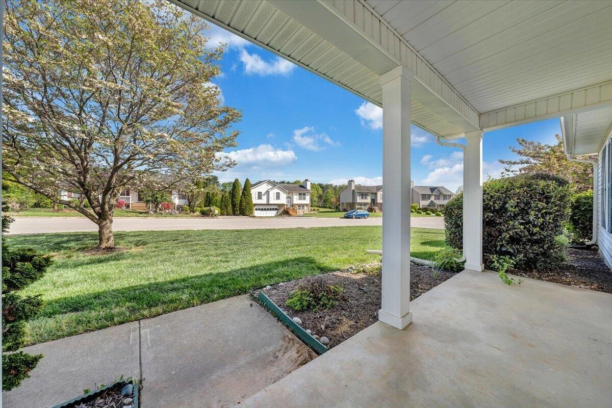 2412 Bloomfield AVE - Photo 5