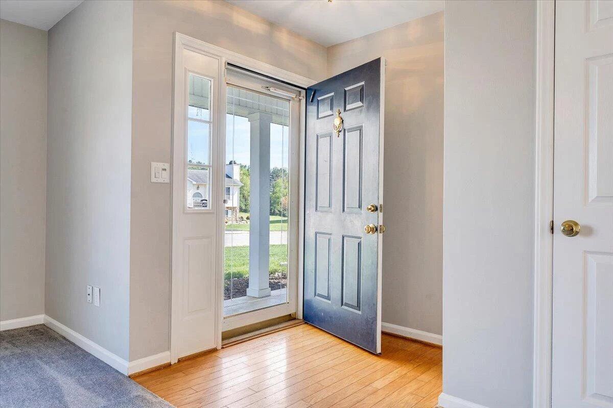 2412 Bloomfield AVE - Photo 6